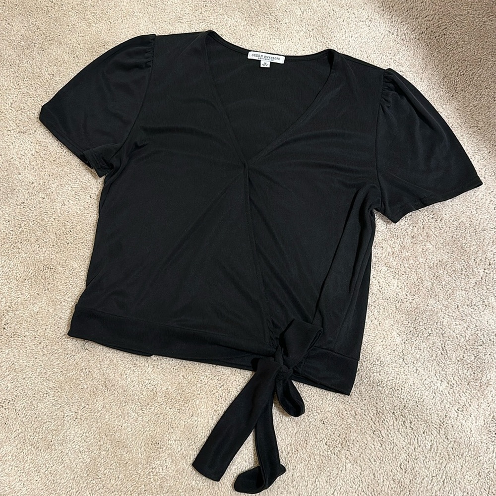 Green Envelope Women’s Size Medium Black Faux Tie Wrap Top